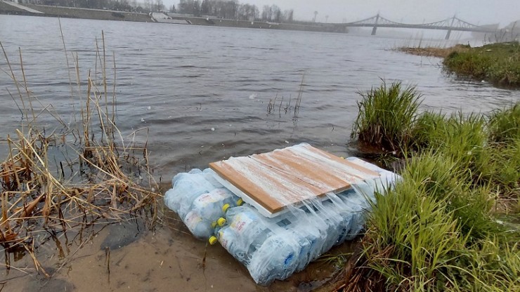 Доступный водный туризм: в Твери замечен необычный плот - народные новости ТИА