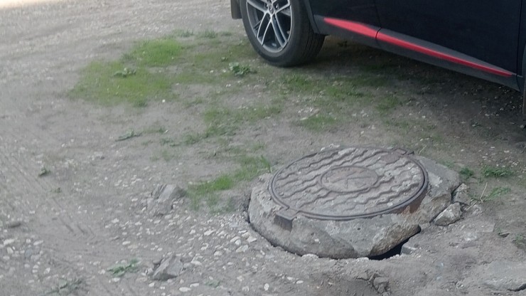 Опасный люк во дворе дома в Твери - народные новости ТИА