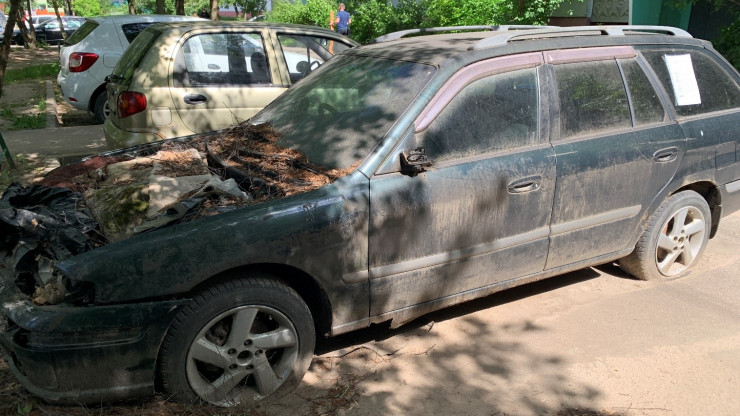 В Твери администрация ищет хозяина брошенной во дворе дома машины Mazda - новости ТИА