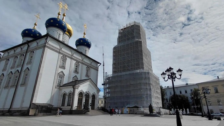 В Твери строители завершают кладку последнего яруса колокольни главного храма города - новости ТИА