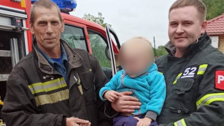 В Спирово сотрудники МЧС спасли заблокированного в машине ребенка - новости ТИА