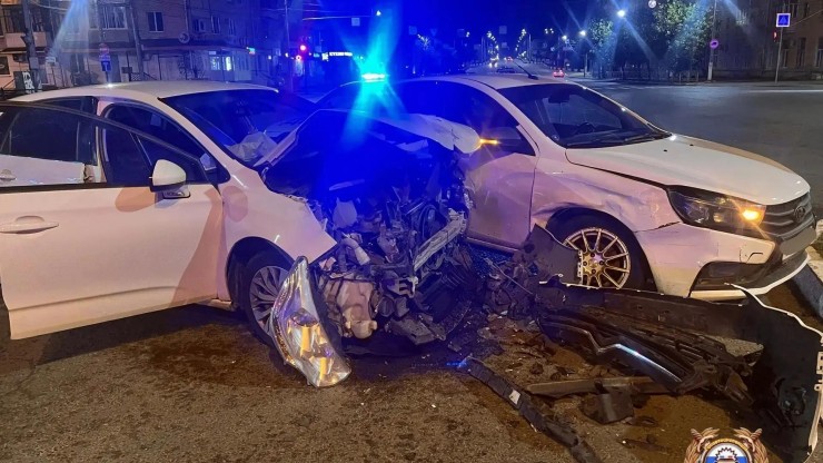 Женщина и маленький ребенок пострадали в аварии у ТЦ в Твери - новости ТИА