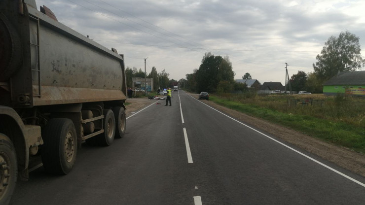 В Тверской области водитель скутера врезался в грузовик и погиб - новости ТИА