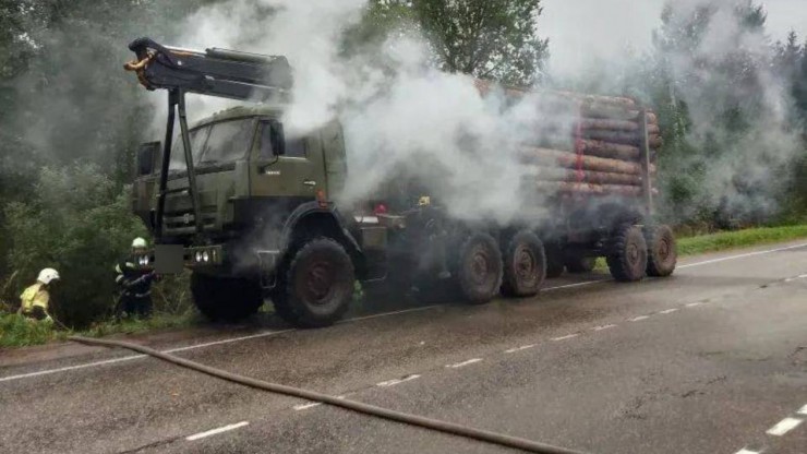 В Тверской области во время движения загорелся лесовоз - новости ТИА