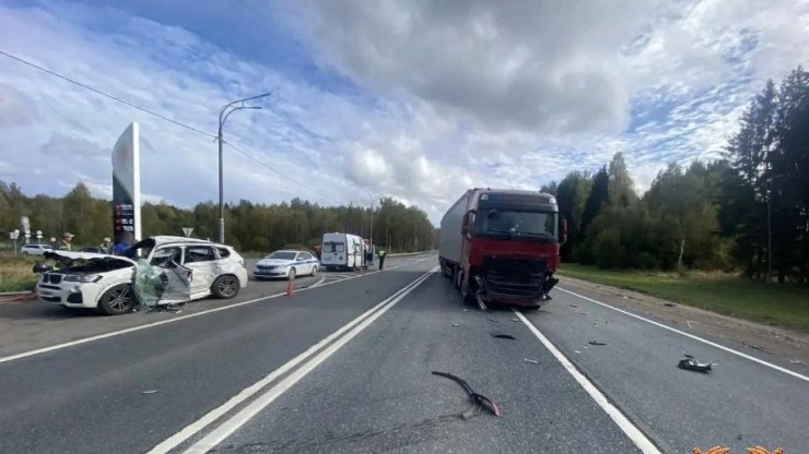 Появились подробности аварии на трассе в Тверской области, где столкнулись BMW и Volvo - новости ТИА