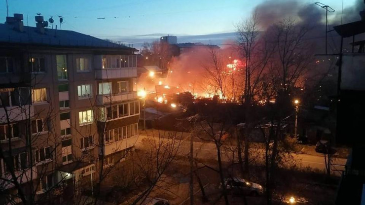 В Иркутске военный самолет упал на двухэтажный жилой дом - новости ТИА