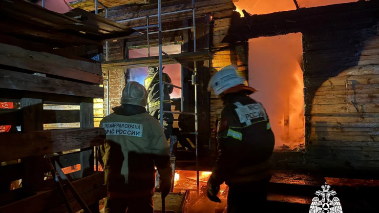 В деревне под Тверью горит жилой дом: видео - новости ТИА