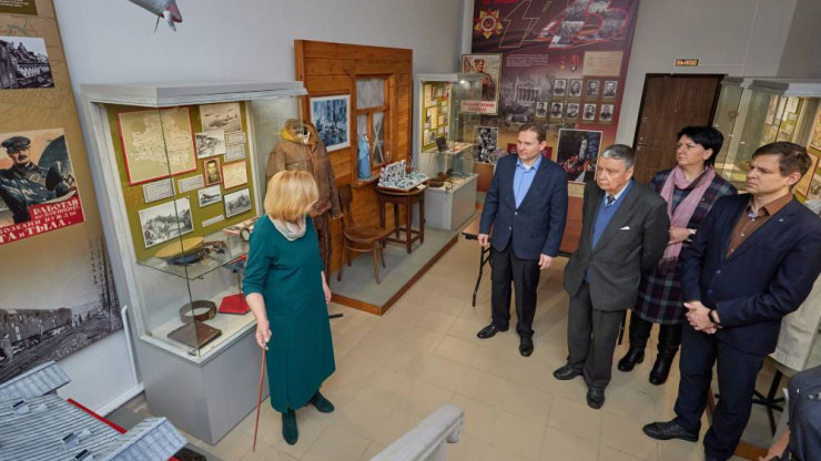 Удомельский музей посетили сын и друзья космонавта Олега Макарова - новости ТИА