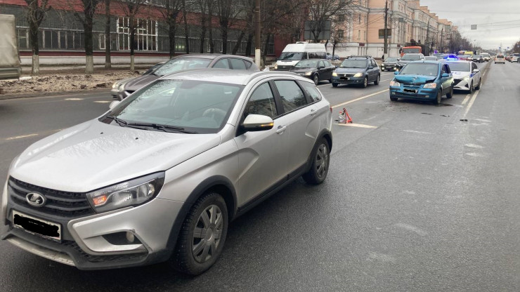 В Твери два авто столкнулись на светофоре - новости ТИА