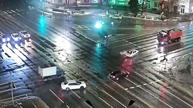 Видео ДТП со светофором в Твери появилось в сети - новости ТИА