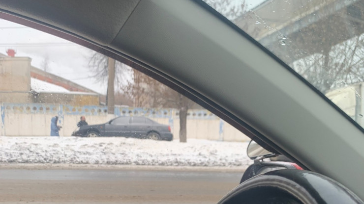В Твери автомобиль перелетел через снежный бордюр и оказался на тротуаре - новости ТИА