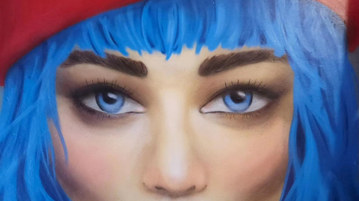 В Твери появилось новое граффити: девушка в красной шапке с голубыми волосами - новости ТИА