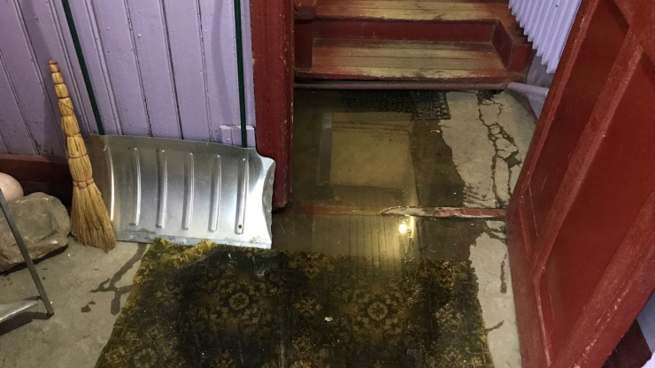 В Вышнем Волочке талая вода затопила подъезд жилого дома - новости ТИА