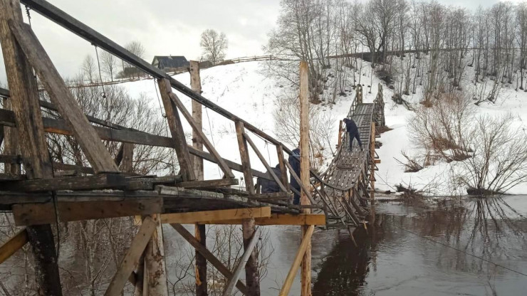 В Тверской области разбирают деревянный мост, чтобы его не унес паводок - новости ТИА