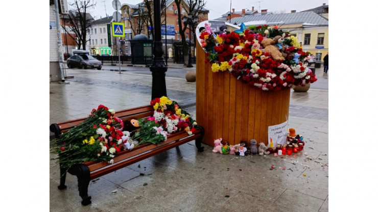 Жители Твери продолжают нести цветы к мемориалу на Трёхсвятской улице - новости ТИА