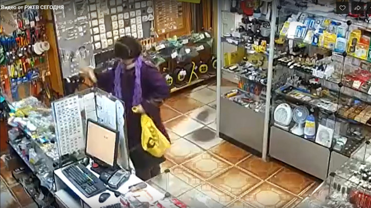 Во Ржеве пенсионерка переколотила топором витрины в магазине - новости ТИА
