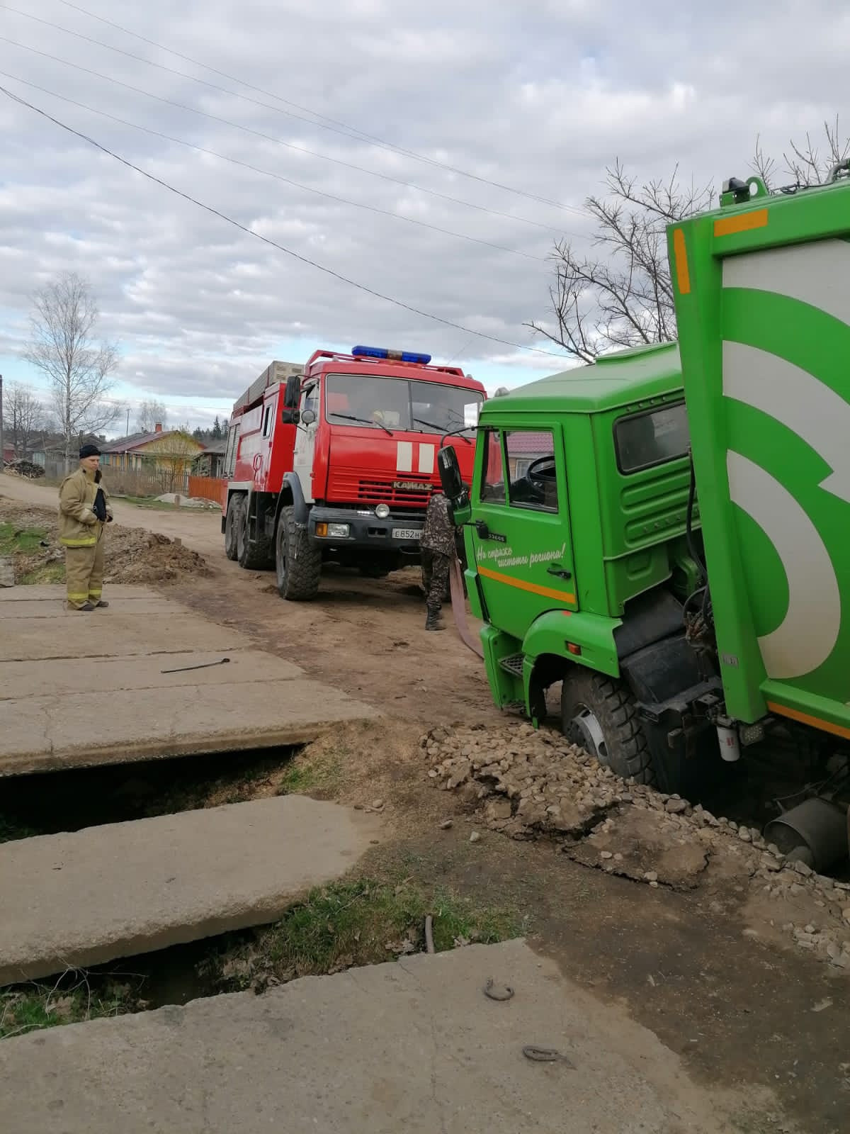 В Тверской области мусоровоз провалился в траншею газопровода - ТИА