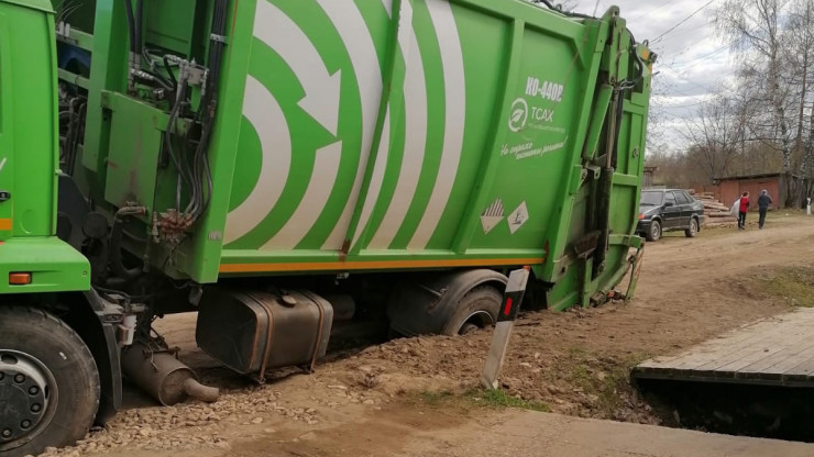 В Тверской области мусоровоз провалился в траншею газопровода - новости ТИА