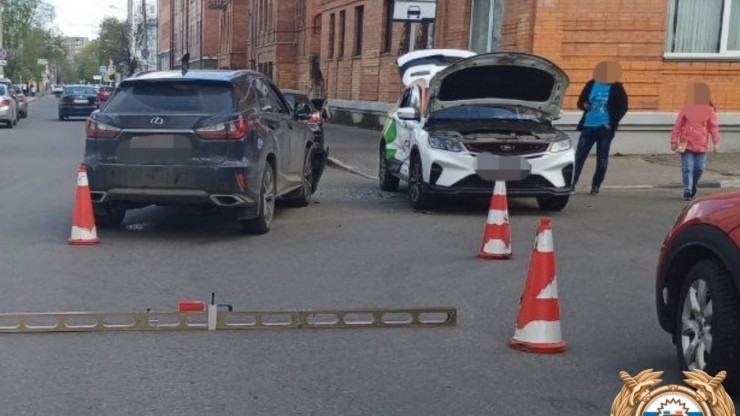 В Твери Belgee не пропустил Lexus, пострадал маленький ребенок - новости ТИА