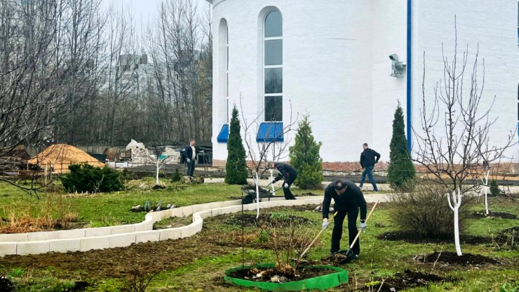 В Тверской области осужденные в рамках акции "Чистый четверг" потрудились в храмах и монастырях - новости ТИА