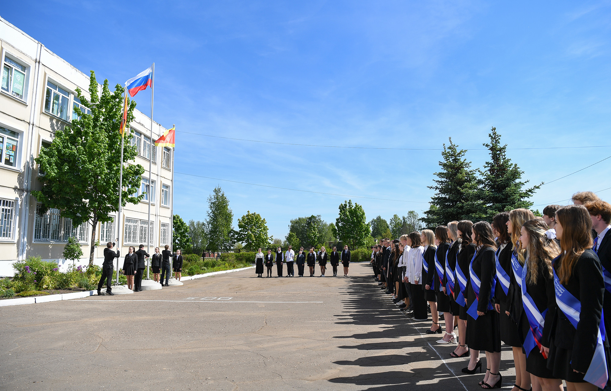 В школах Тверской области проходят последние звонки для выпускников |  24.05.2024 | Тверь - БезФормата