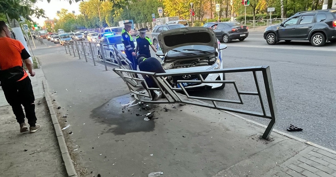 В Твери машина ДПС врезалась в забор - ТИА