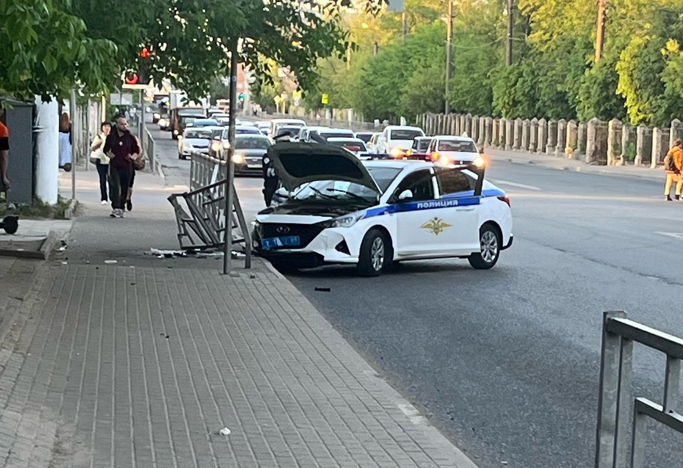 В Твери машина ДПС врезалась в забор - ТИА