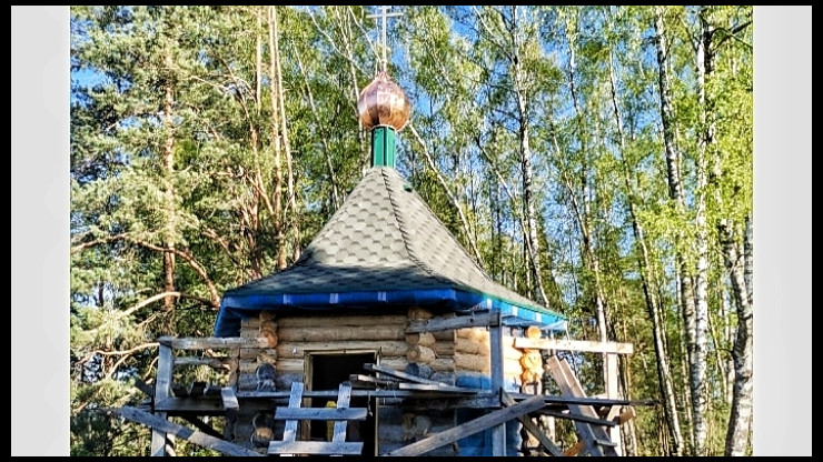 В деревне Видогощи на куполе маленькой часовни Николая Чудотворца установили крест - новости ТИА