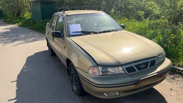 В Твери администрация нашла брошенный во дворе дома автомобиль Daewoo Nexia - новости ТИА