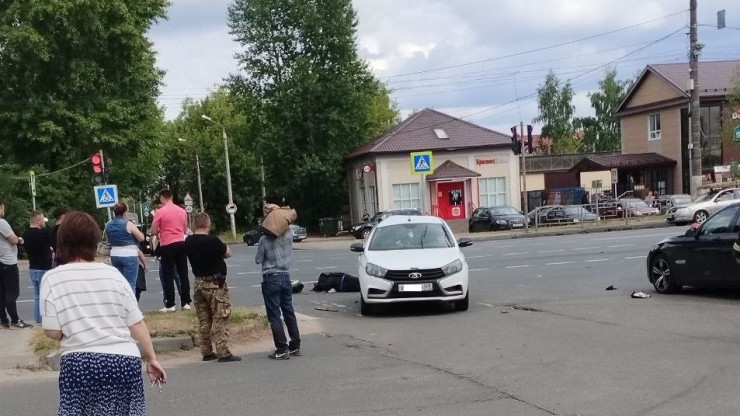 В Твери столкнулись автомобиль и мотоцикл, мотоциклист погиб - новости ТИА