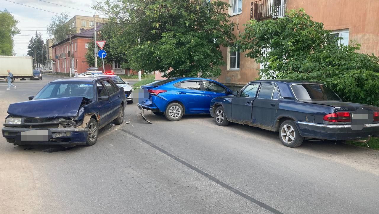 В Твери водитель врезался в припаркованный автомобиль и сбежал с места ДТП  - ТИА