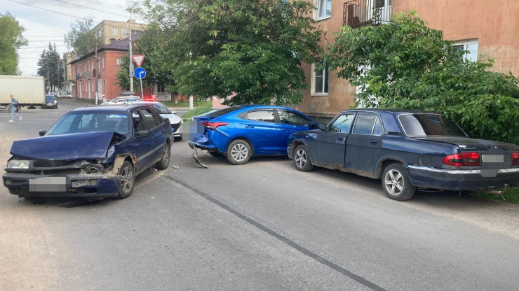 В Твери водитель врезался в припаркованный автомобиль и сбежал с места ДТП - новости ТИА