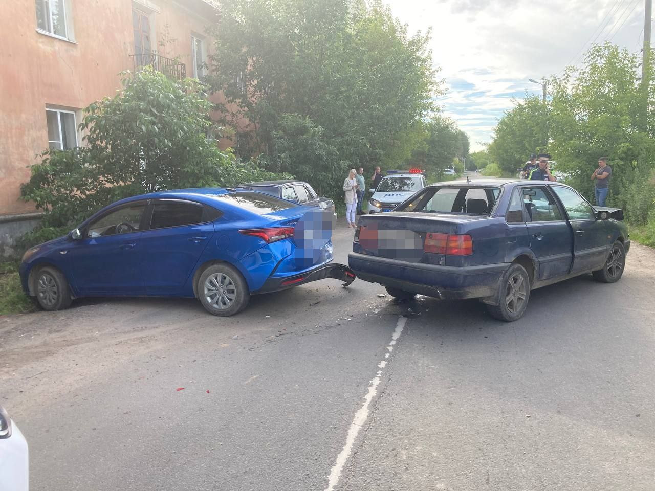 В Твери водитель врезался в припаркованный автомобиль и сбежал с места ДТП  - ТИА