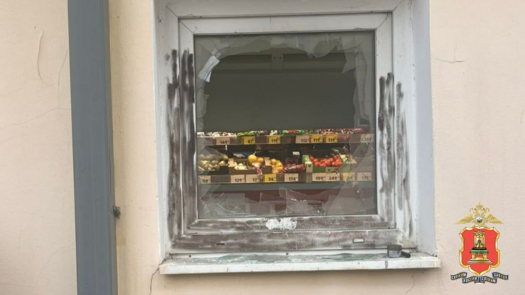 В Твери мужчина разбил окно магазина, чтобы украсть алкоголь и торт - новости ТИА