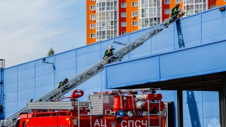 В Твери огнеборцы показали профессионализм на "сложном пожаре" в ТЦ - новости ТИА