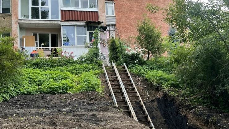 В Ржеве борются с "самовольной" лестницей, игнорирующей правила благоустройства - новости ТИА