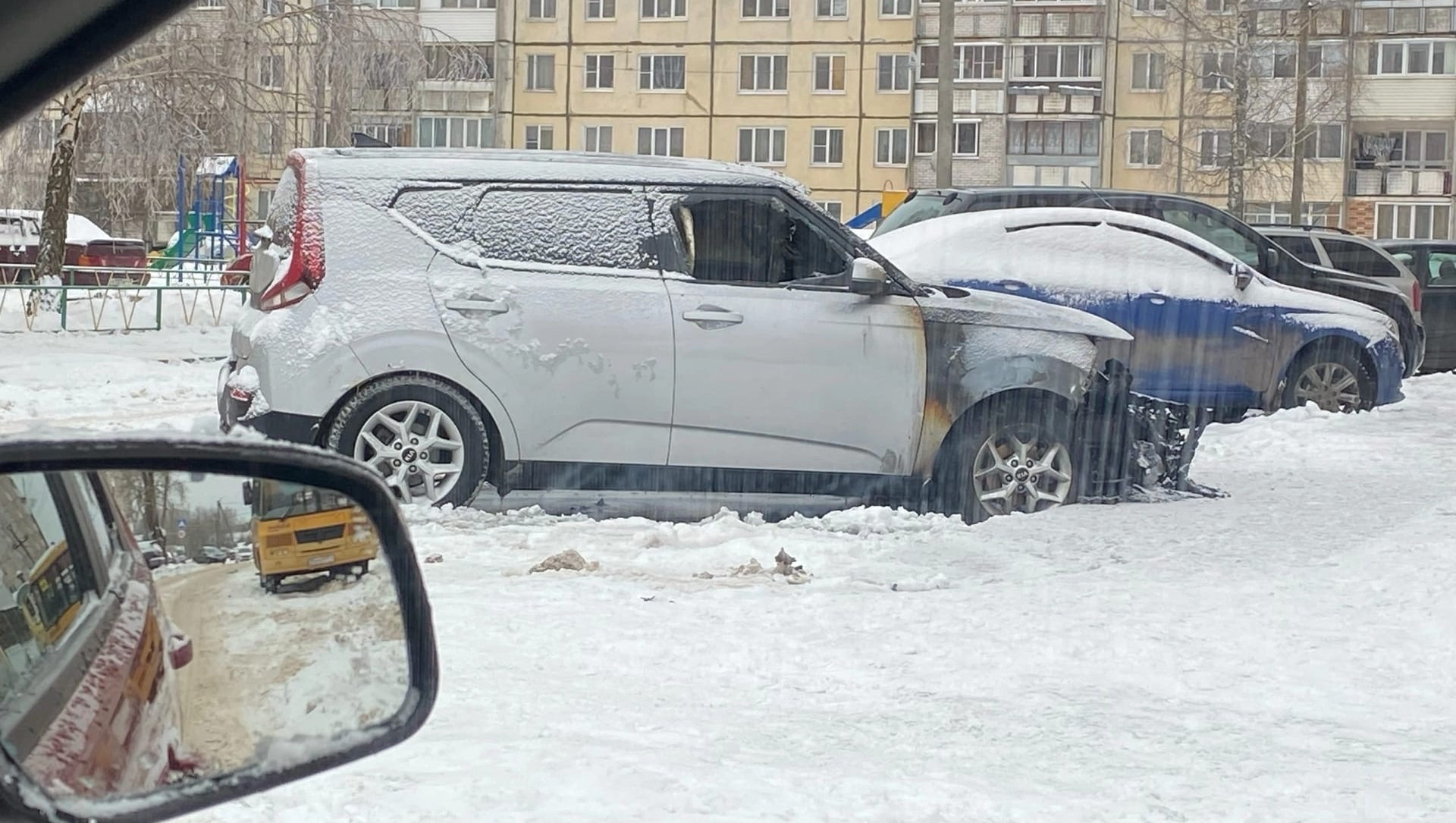 Во дворе дома в городе Конаково сгорел кроссовер - ТИА