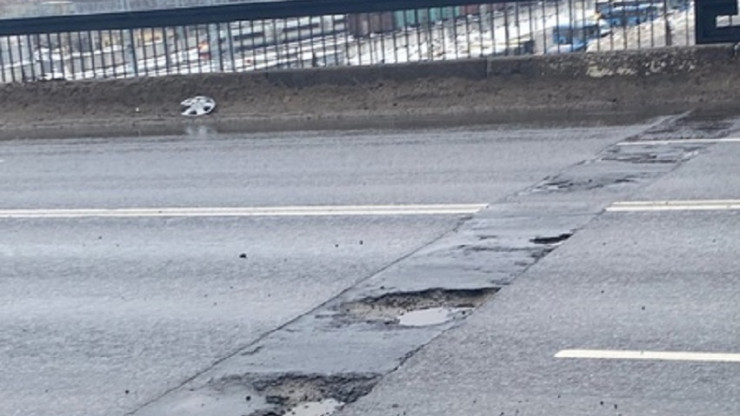 Водители предупреждают коллег о больших ямах на мосту и улице в Твери - новости ТИА
