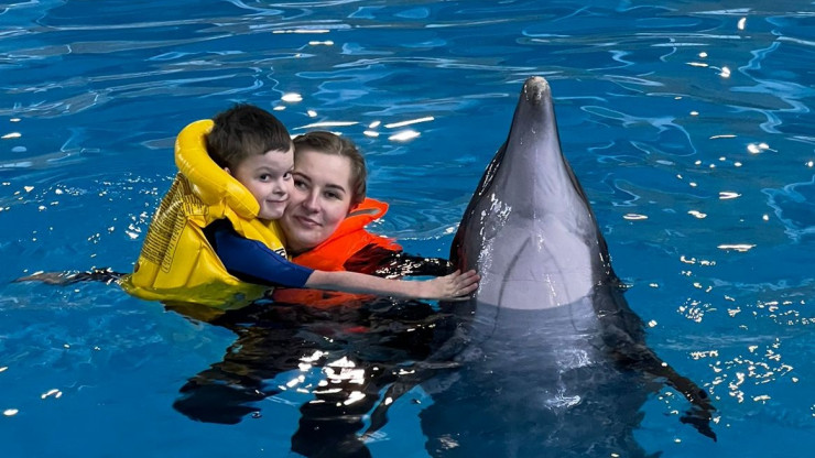Андрей из Осташкова благодаря "Ёлке желаний" поплавал с дельфинами - новости ТИА