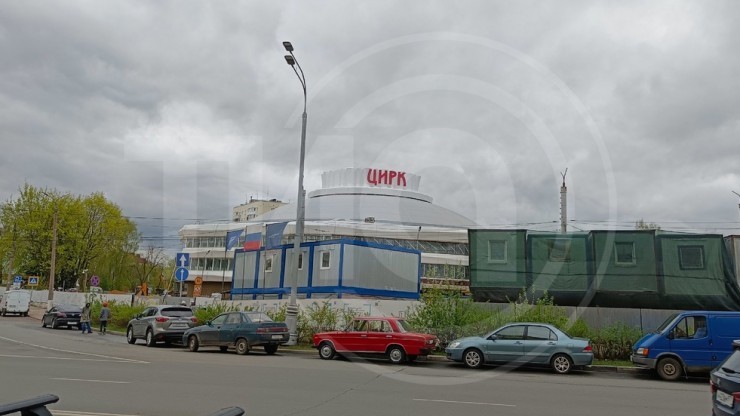 На здании тверского цирка обновили вывеску и установили "корону" купола - новости ТИА