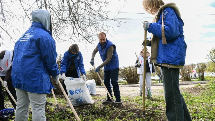 Виталий Королев поработал на субботнике вместе с жителями Твери и открыл канал в МАХ - новости ТИА