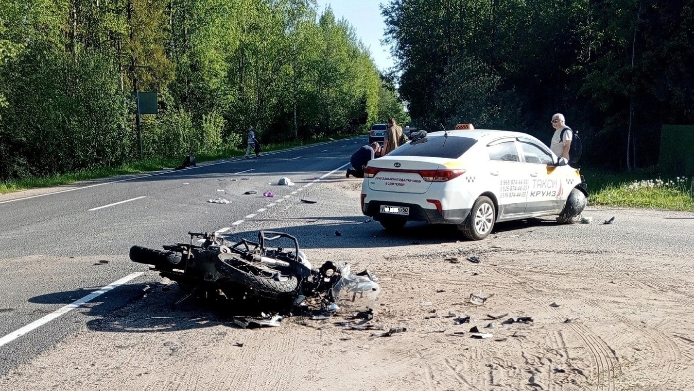 В Тверской области такси столкнулось с мотоциклом, байкер в реанимации - ТИА