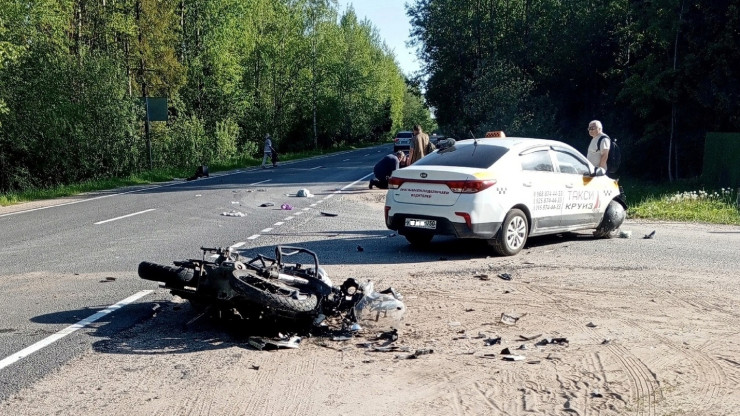 В Тверской области такси столкнулось с мотоциклом, байкер в реанимации - новости ТИА