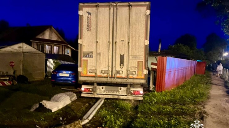 В Тверской области водитель фуры протаранил забор и заехал во двор частного дома - новости ТИА