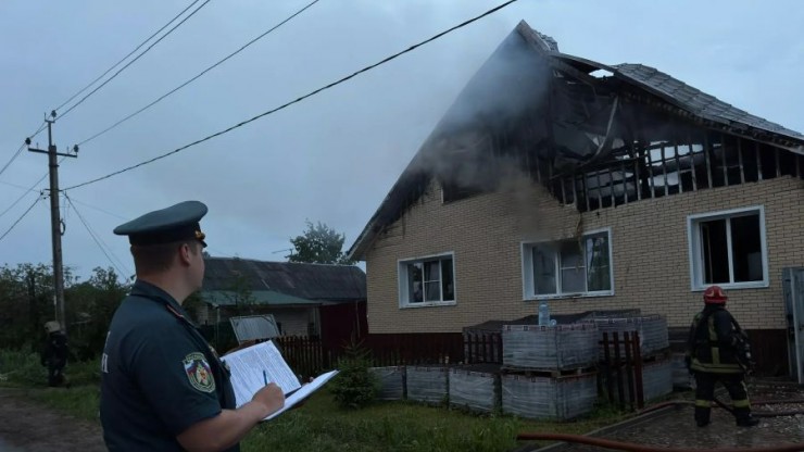 В МЧС назвали причину возгорания дома в Твери и сообщили о пострадавшем - новости ТИА