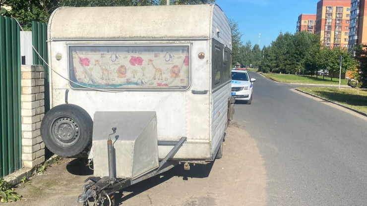 В Твери водитель электросамоката врезался в стоящий прицеп и попал в реанимацию - новости ТИА