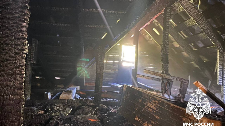 В Твери пожарные больше двух часов тушили полыхающий гостевой дом - новости ТИА