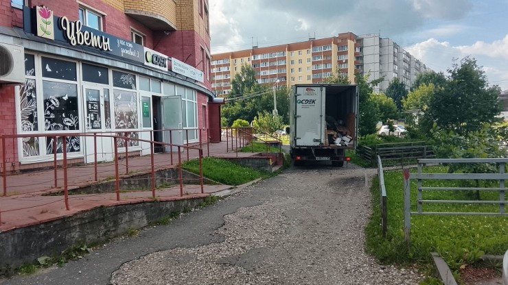Почему грузовики ПВЗ паркуются на тротуаре? - народные новости ТИА