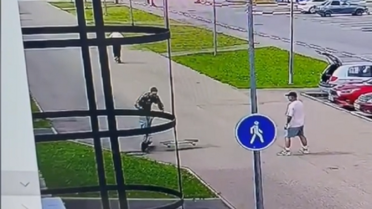 В Твери мужчина толкнул скейт под самокат и сбил подростка - новости ТИА