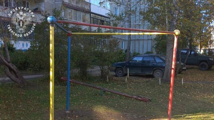 В Тверской области маленькая девочка травмировала руки на игровой площадке - новости ТИА